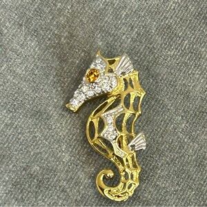 Butler vintage 1980s gold tone crystal rhinestone seahorse brooch pin